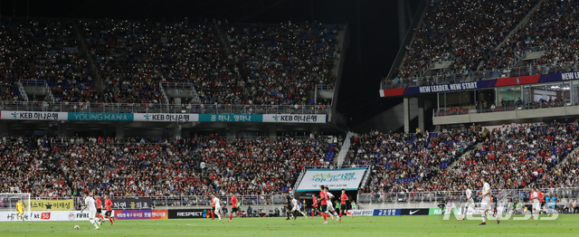 【수원=뉴시스】강종민 기자 = 11일 오후 경기 수원월드컵경기장에서 열린 축구 국가대표팀 평가전 한국과 칠레 경기.&nbsp; 경기장을 가득 메운 관중들이 휴대폰 불빛을 켜며 선수들의 선전을 격려하고 있다. 2018.09.11.&nbsp; ppkjm@newsis.com