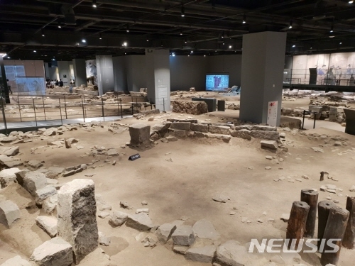 【서울=뉴시스】윤슬기 기자 = 서울시는 2015년 서울 종로구 공평동 정비사업 과정에서 발굴된 108개 동 건물지 일부, 골목길 등 유구와 1000여 점이 넘는 생활유물을 전면 보존한 '공평도시유적전시관'을 3년 준비 끝에 12일 개관했다. 2018.09.12 yoonseul@newsis.com