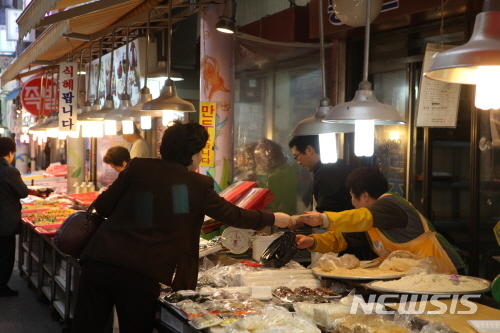 【서울=뉴시스】서울 강북구는 오는 22일까지 지역 내 전통시장에서 '추석명절 제수용품 할인 및 농산물 직거래 판매' 행사를 연다. <사진제공=강북구청> 2018.09.12