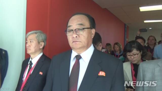 북한 대표단을 이끌고 러시아 블라디보스토크에서 열리는 동방경제포럼에 참석한 김영재 대외경제상이 12일 회의장을 떠나고 있다. {일본 NHK 화면 캡처)