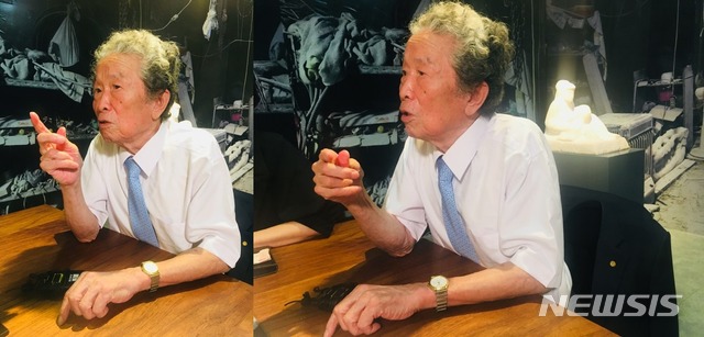 【서울=뉴시스】 박현주 미술전문기자 = 12일 서울 인사동 선화랑에서 돌 조각가 전뢰진 작가가 구순기념 특별전 기념 기자들을 만나 작업세계를 이야기하고 있다. 올해로 구순인 작가는 평생 몸이 아픈 적이 없고 매일 장수 막걸리 한병 반을 마시며 건강하게 작업하고 있다고 했다. 거친 돌을 작업하는 작가의 손은 가늘고 고왔다. 왼쪽 팔목에는 봉황 휘호가 있는 금색 시계를 찼다. 김영삼 전 대통령에게 받은 시계라고 했다.