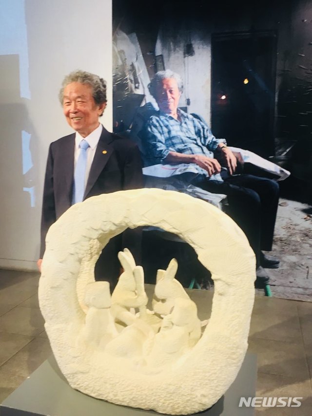 【서울=뉴시스】 박현주 미술전문기자 = 올해로 구순이 돌 조각가 전뢰진 작가가 서울 인사동 선화랑에서 구순기념 특별전을 연다. 제자들이 뜻을 모은 전시로 사제동행전으로 선보인다. 작가의 대표 조각과 제자들의 작품이 한데 어울린 이번 전시에는 전뢰진 작가의 미공개 드로잉 100여점이 전시됐다. 전뢰진 작가는 가장 애정을 쏟았다는 대리석으로 만든 '사랑' 작품앞에서 포즈를 취했다. 앞에는 토끼, 뒷면엔 부부가 양각된 소박하고 토속적인 이 작품은 선화랑 창립자인 고 김창실 회장이 대한민국 예술원에서 구입한 작품으로, 생전 가장 아끼는 작품이었다고 선화랑 원혜경 대표가 전했다.