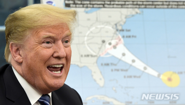 【워싱턴=AP/뉴시스】도널드 트럼프 미국 대통령이 11일(현지시간) 워싱턴 백악관 집무실인 오벌오피스에서 허리케인 플로렌스에 대해 이야기하고 있다. 2018.09.12. 