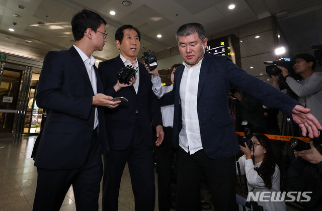 【서울=뉴시스】 김진아 기자 = 이명박 정부 시절 '경찰 댓글 공작'을 총지휘한 혐의를 받는 조현오 전 경찰청장이 12일 오전 서울 서대문구 경찰청에 피의자 신분으로 출석, 취재진의 질문을 받고 있다. 2018.09.12. bluesoda@newsis.com