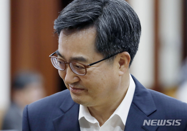 【서울=뉴시스】최동준 기자 = 고용지표 악화가 지속되는 가운데 12일 서울 종로구 정부서울청사에서 열린 경제관계장관회의에서 김동연 경제부총리 겸 기획재정부 장관이 회의에 입장하고 있다. 2018.09.12. photocdj@newsis.com