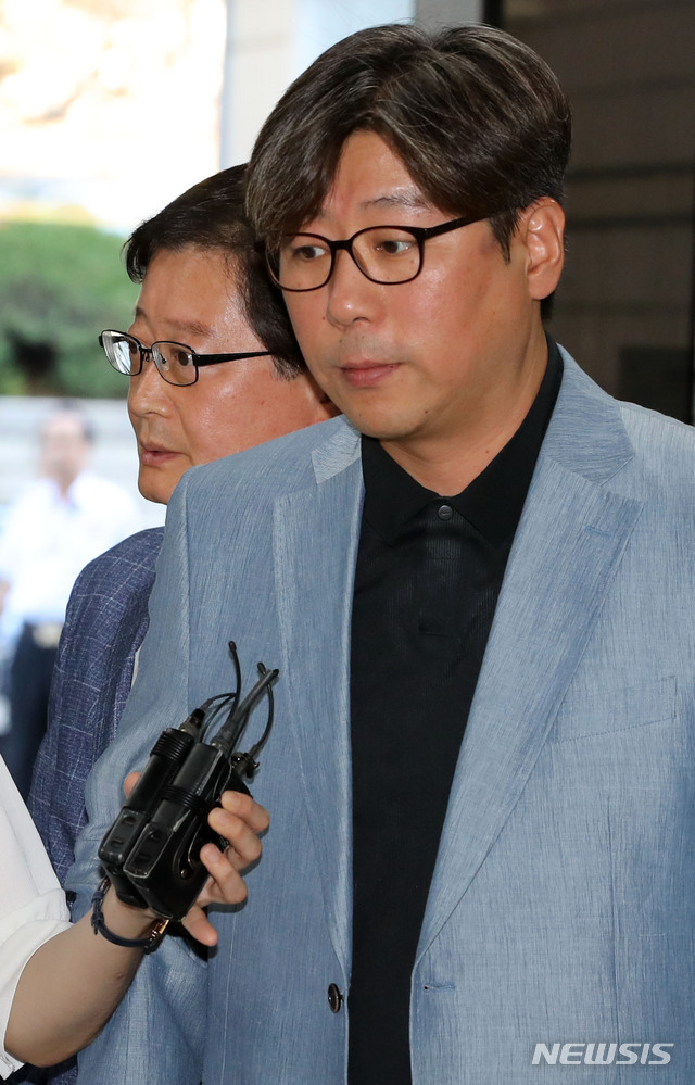 【서울=뉴시스】박주성 기자 = 거액의 회삿돈을 횡령한 혐의를 받는 김도균 탐앤탐스 대표가 12일 오전 구속 전 피의자 심문을 받기 위해 서울 서초구 서울중앙지법으로 들어서고 있다.&nbsp; 2018.09.12. park7691@newsis.com