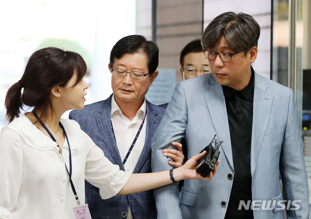 【서울=뉴시스】박주성 기자 = 거액의 회삿돈을 횡령한 혐의를 받는 김도균 탐앤탐스 대표가 12일 오전 구속 전 피의자 심문을 받기 위해 서울 서초구 서울중앙지법으로 들어서고 있다.  2018.09.12. park7691@newsis.com