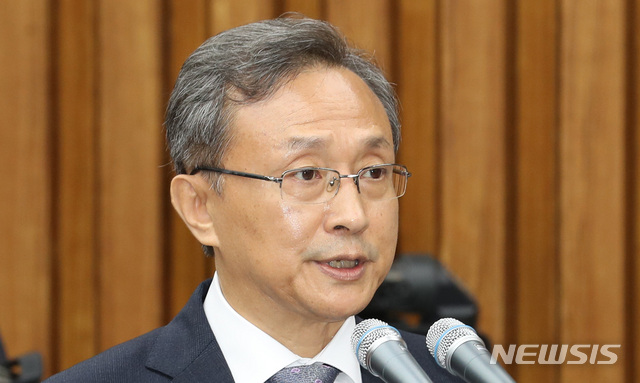 【서울=뉴시스】이종철 기자 = 12일 오전 서울 여의도 국회에서 열린 인사청문특별위원회 유남석 헌법재판소장 임명동의에 관한 인사청문회에 출석한 유 후보자가 인사말을 하고 있다. 2018.09.12.jc4321@newsis.com