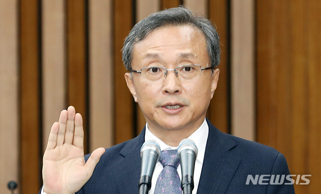 【서울=뉴시스】이종철 기자 = 12일 오전 서울 여의도 국회에서 열린 인사청문특별위원회 유남석 헌법재판소장 임명동의에 관한 인사청문회에 출석한 유 후보자가 선서를 하고 있다. 2018.09.12.jc4321@newsis.com