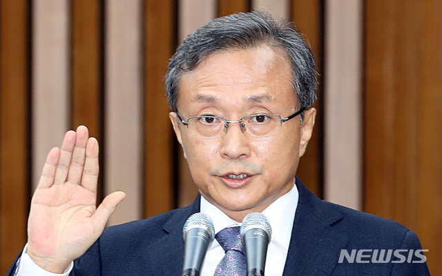 【서울=뉴시스】이종철 기자 = 12일 오전 서울 여의도 국회에서 열린 인사청문특별위원회 유남석 헌법재판소장 임명동의에 관한 인사청문회에 출석한 유 후보자가 선서를 하고 있다. 2018.09.12.jc4321@newsis.com