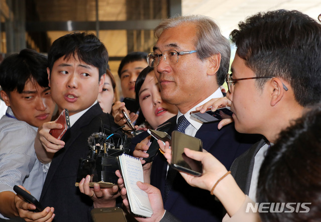 【서울=뉴시스】배훈식 기자 = 대법원 비자금 조성 의혹을 받고 있는 이민걸 전 법원행정처 기획조정실장이 12일 오전 서울 서초구 서울중앙지방검찰청에 출석하며 취재진의 질문을 받고 있다. 2018.09.12. dahora83@newsis.com