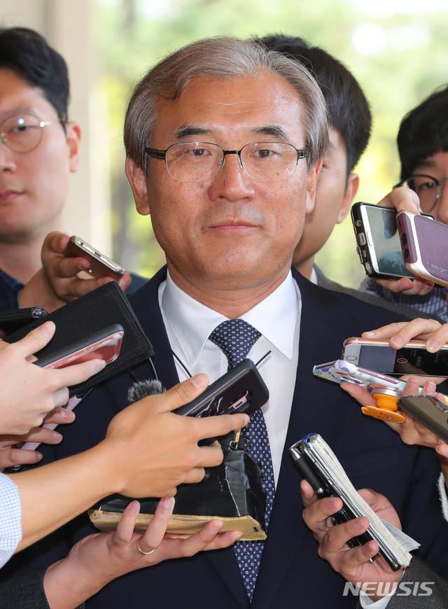 【서울=뉴시스】배훈식 기자 = 이민걸 전 법원행정처 기획조정실장이 12일 오전 서울 서초구 서울중앙지방검찰청에 출석하며 취재진의 질문에 입을 닫고 있다. 2018.09.12. dahora83@newsis.com