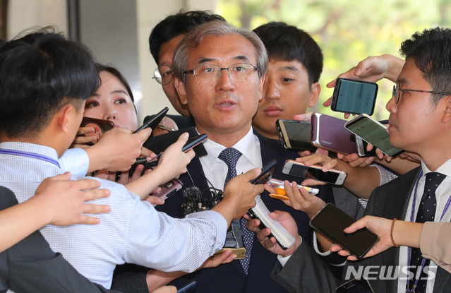 【서울=뉴시스】배훈식 기자 = 이민걸 전 법원행정처 기획조정실장이 12일 오전 서울 서초구 서울중앙지방검찰청에 출석하며 취재진의 질문에 답하고 있다. 2018.09.12. dahora83@newsis.com