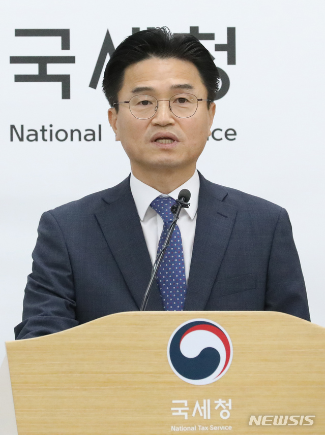 【세종=뉴시스】강종민 기자 = 김명준 국세청 조사국장이 12일 오전 정부세종청사에서 조세회피처 실체를 이용하거나 해외 현지법인과 정상거래 위장 등 구체적 역외탈세 혐의가 있는 93명(법인 65, 개인 28)에 대해 동시 세무조사에 착수했다고 밝히고 있다. 2018.09.12. ppkjm@newsis.com