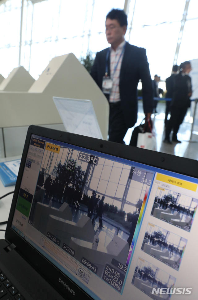 【고양=뉴시스】전진환 기자 = 중동호흡기증후군(메르스) 환자가 3년 만에 발생한 가운데 2018 대한민국방위산업전(DX Korea 2018) 개막식이 열리는 12일 오전 경기도 고양시 킨텍스 제2전시장 입구에서 열화상 카메라가 설치되 참석자들의 체온을 체크하고 있다.&nbsp; 2018.09.12.&nbsp;&nbsp;&nbsp;&nbsp; amin2@newsis.com