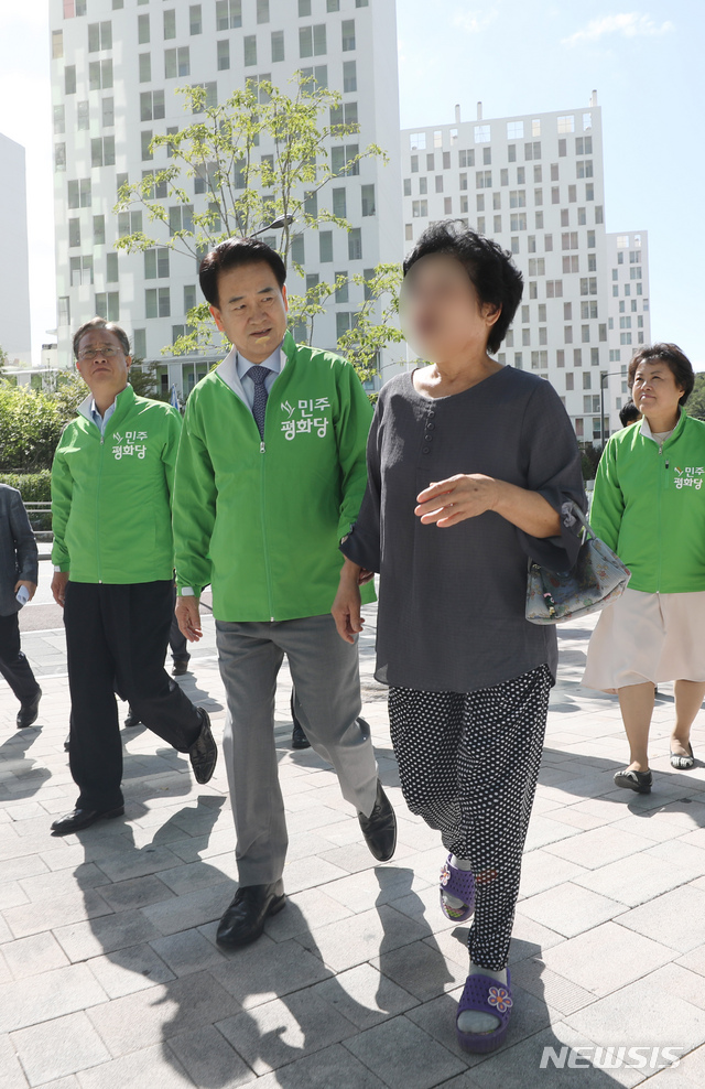 【서울=뉴시스】고승민 기자 = 민주평화당 정동영 대표를 비롯한 지도부가 12일 오전 서울 강남구 LH강남3, 5단지 일대에서 '다시 희망버스를 타고 현장에 갑니다' 현장간담회를 하고 있다. 2018.09.12.kkssmm99@newsis.com