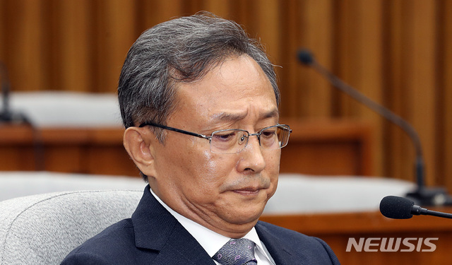 【서울=뉴시스】이종철 기자 = 12일 오전 서울 여의도 국회에서 열린 인사청문특별위원회 유남석 헌법재판소장 임명동의에 관한 인사청문회에 출석한 유 후보자가 의원들의 질의에 심각한 표정을 하고 있다. 2018.09.12.jc4321@newsis.com