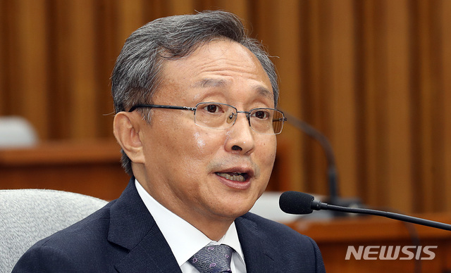 【서울=뉴시스】이종철 기자 = 12일 오전 서울 여의도 국회에서 열린 인사청문특별위원회 유남석 헌법재판소장 임명동의에 관한 인사청문회에 출석한 유 후보자가 의원들의 질의에 답하고 있다. 2018.09.12. jc4321@newsis.com 