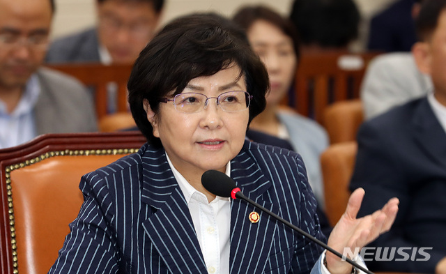 【서울=뉴시스】이종철 기자 = 12일 오전 서울 여의도 국회에서 열린 환경노동위원회 전체회의에 출석한 김은경 환경부 장관이 낙동강 수질개선에 대한 의원들의 질의에 답하고 있다. 2018.09.12. jc4321@newsis.com