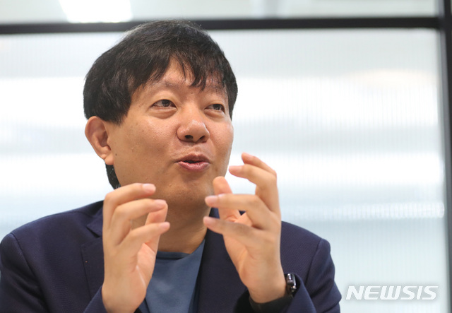 【서울=뉴시스】전진환 기자 = 이재웅 쏘카(SOCAR) 대표가 31일 오후 서울 성동구 사무실에서 뉴시스 통신사와 인터뷰하고 있다. 2018.09.13. amin2@newsis.com