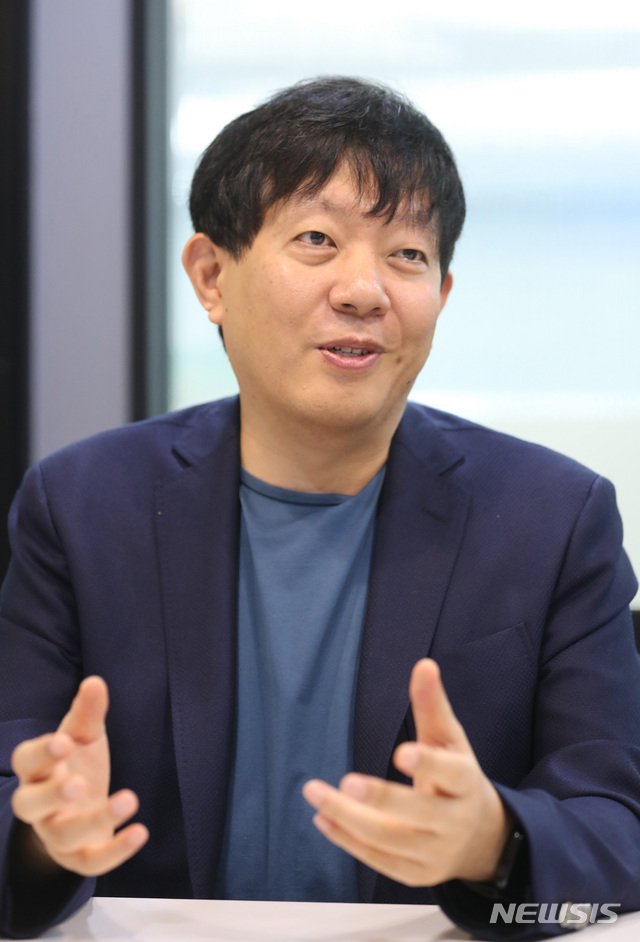 【서울=뉴시스】전진환 기자 = 이재웅 쏘카(SOCAR) 대표가 31일 오후 서울 성동구 사무실에서 뉴시스 통신사와 인터뷰하고 있다. 2018.09.13.&nbsp; amin2@newsis.com