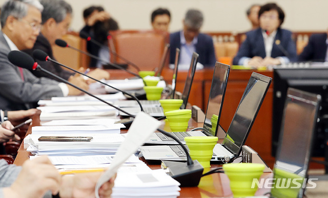 열악한 '영화제 스태프·골프장 캐디' 노동 실태…환노위 국감 지적