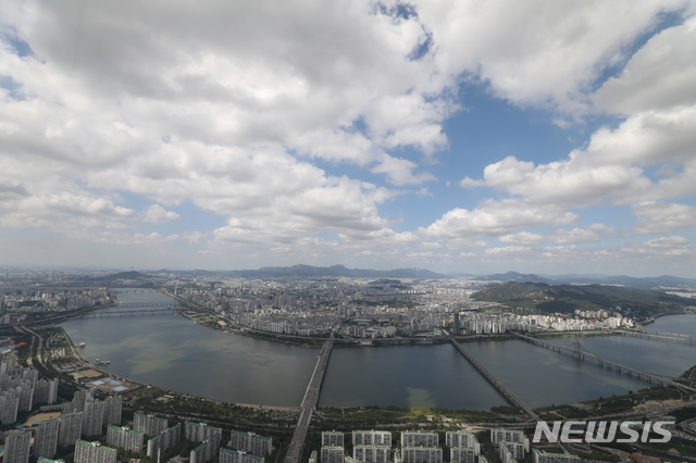 【서울=뉴시스】고승민 기자 = 선선하고 맑은 날씨를 보인 12일 오후 서울 롯데월드타워에서 바라본 서울 도심 하늘이 쾌청하다. 2018.09.12.kkssmm99@newsis.com