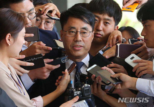【서울=뉴시스】배훈식 기자 =&nbsp; 대법원 기밀 유출 의혹을 받고 있는 유해용 전 대법원 선임재판연구관이 12일 오후 서울 서초구 서울중앙지방검찰청에 출석하며 취재진의 질문에 답하고 있다. 2018.09.12. dahora83@newsis.com