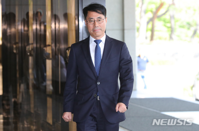 【서울=뉴시스】배훈식 기자 = 대법원 기밀 유출 의혹을 받고 있는 유해용 전 대법원 선임재판연구관이 12일 오후 서울 서초구 서울중앙지방검찰청에 출석하고 있다. 2018.09.12. dahora83@newsis.com