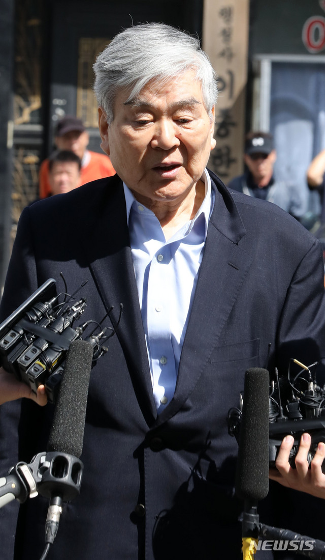 【서울=뉴시스】박주성 기자 = 회삿돈으로 자택 경비비용을 충당한 혐의를 받는 조양호 한진그룹 회장이 12일 오후 피의자 신분으로 서울 중랑구 서울지방경찰청 지능범죄수사대로 소환되고 있다. 2018.09.12. park7691@newsis.com