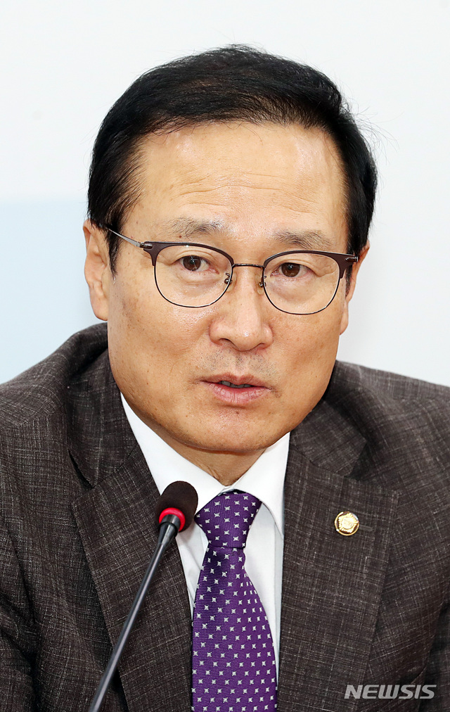 【서울=뉴시스】이종철 기자&nbsp; =&nbsp; 12일 오후 서울 여의도 국회에서 더불어민주당 홍영표 원내대표가 기자간담회를 갖고 의사일정 관련 발언을 하고 있다. 2018.09.12.&nbsp; jc4321@newsis.com