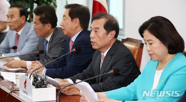 【서울=뉴시스】홍효식 기자 = 김병준 자유한국당 비상대책위원장이 12일 오후 서울 여의도 국회에서 열린 부동산 대책 관련 긴급 기자간담회에서 모두발언을 하고 있다. 왼쪽부터 박덕흠 의원, 함진규 정책위의장, 김성태 원내대표, 김병준 비대위원장, 박순자 국토교통위원장. 2018.09.12.&nbsp; yesphoto@newsis.com