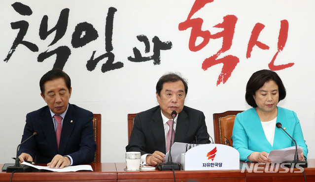 【서울=뉴시스】홍효식 기자 = 김병준 자유한국당 비상대책위원장이 12일 오후 서울 여의도 국회에서 열린 부동산 대책 관련 긴급 기자간담회에서 모두발언을 하고 있다. 왼쪽부터 김성태 원내대표, 김병준 비대위원장, 박순자 국토교통위원장. 2018.09.12. yesphoto@newsis.com