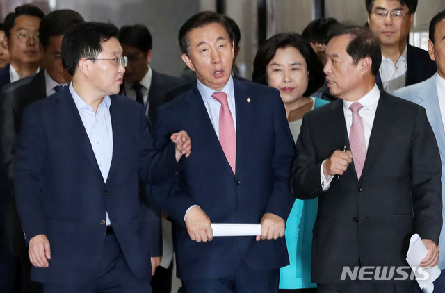 【서울=뉴시스】홍효식 기자 = 김병준(오른쪽) 자유한국당 비상대책위원장이 12일 오후 서울 여의도 국회에서 열린 부동산대책 관련 긴급 기자간담회에 참석하며 김성태(가운데) 원내대표, 김용태 사무총장과 대화를 나누고 있다. 2018.09.12. yesphoto@newsis.com