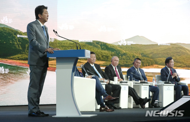 【블라디보스토크=타스·AP/뉴시스】아베 신조 일본 총리가 12일 블라디보스토크에서 열린 동방경제포럼에 참석해 연설하고 있다. 2018.09.12 