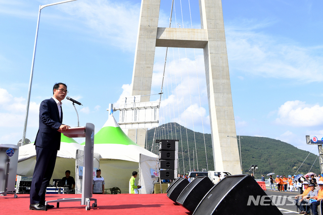 【남해=뉴시스】차용현 기자 = 12일 오후 경남 남해군 설천면 금암마을 일원에서 개최된 노량대교 개통 기념 걷기행사에서 장충남 남해군수가 인사말을 하고 있다. 2018.09.12. con@newsis.com