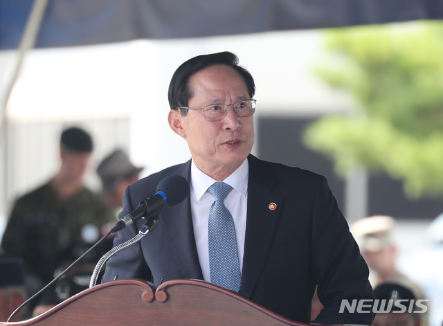 【서울=뉴시스】전진환 기자 = 이임을 앞둔 국방부장관 환송행사가 열린 12일 오후 서울 용산구 한민연합사령부에서 송영무 국방부장관이 빈센트 브룩스 한미연합사령관과 참석자들에게 인사말을 하고 있다. 2018.09.12. amin2@newsis.com