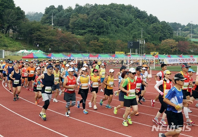  【가평=뉴시스】문영일 기자 = 경기 가평군은 16일 가평종합운동장에서 ‘제11회 자라섬 전국마라톤대회’를 개최한다고 13일 밝혔다. 사진은 지난해 대회 모습. 2018.09.13. (사진=가평군청 제공) photo@newsis.com