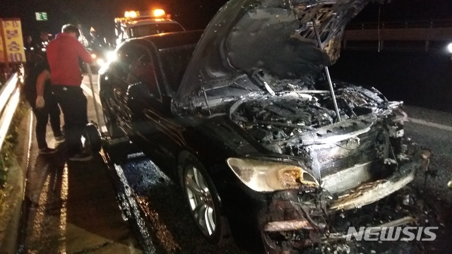 【음성=뉴시스】송휘헌 기자 = 12일 오후 9시37분께 충북 음성군 감곡면 문촌리 한 도로에서 주행 중이던 BMW 승용차에 불이 나 2700만원의 재산 피해가 발생했다. 2018.09.13. (사진=음성소방서 제공)photo@newsis.com