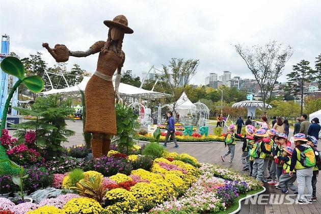  【부산=뉴시스】허상천 기자 =&nbsp; 부산시는 시민이 행복한 녹색도시 부산을 조성하기 위한 제6회 부산정원박람회를 올 10월 18일부터 21일까지 나흘간 부산시민공원 다솜마당 일원에서 개최한다고 13일 밝혔다. 사진은 지난해 행사장면. 2018.09.13. (사진 = 부산시 제공)&nbsp; photo@newsis.com