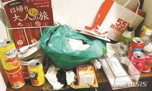 【서울=뉴시스】 일본 에어비앤비를 이용한 중국 관광객 3명이 숙소에 다량의 쓰레기를 쌓아둔 채 퇴실 후 논란이 되자 뒤늦게 사과했다. 13일 홍콩 사우스차이나모닝포스트(SCMP) 등에 따르면 19세 중국 여학생 3명은 일본 오사카에 있는 한 에어비앤비 숙소를 5일간 이용한 뒤 각종 쓰레기들을 방치한 채 11일 퇴실했다. 숙소 소유주인 청(cheng)씨는 해당 숙소 모습을 사진으로 찍어 인터넷에 올렸으며 SNS, 언론보도 등을 통해 확산됐다. (사진 출처 = 청씨 웨이보)