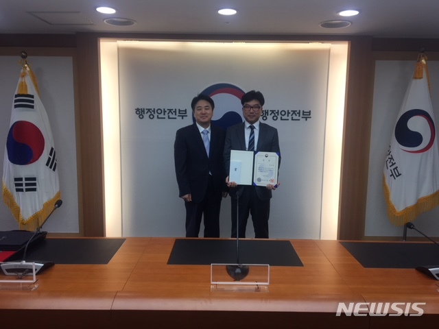 【거창=뉴시스】정경규 기자 = 경남 거창 웅양중학교 정의석 행정실장(사진 오른쪽)이 행정안전부 협업공모를 통해 최우수상을 수상했다.