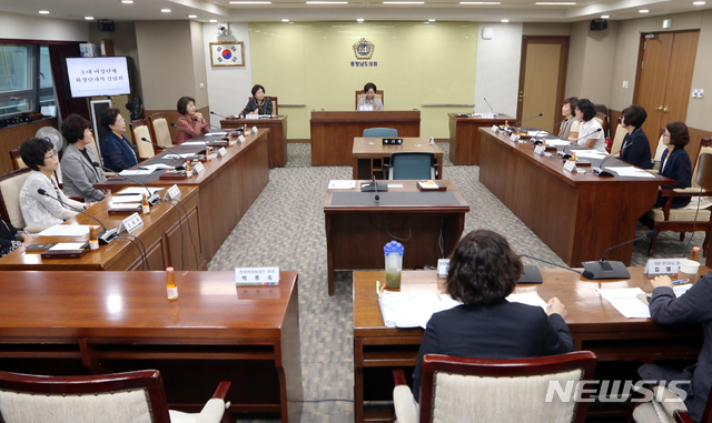 【예산=뉴시스】유효상 기자 = 충남도의회 성평등지수 향상을 위한 연구모임(대표 김연)이 13일 도의회 회의실에서 임춘숙 여성단체협의회장 등 10여명과 간담회를 갖고 성평등지수 수준 향상을 위한 방안을 논의하고 있다. 2018.09.13 (사진=충남도의회 제공) yreporter@newsis.com