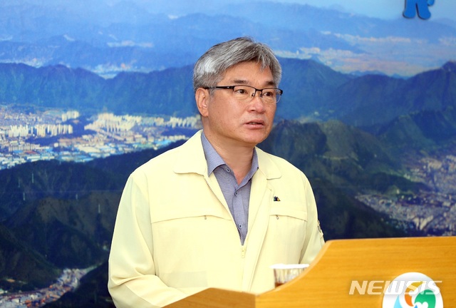 【창원=뉴시스】강경국 기자 = 김해성 경남 창원시 안전건설교통국장이 13일 시청 프레스센터에서 기자회견을 열고 시민안전보험 가입 추진 상황에 대해 설명하고 있다. 2018.09.13. (사진=창원시청 제공) photo@newsis.com