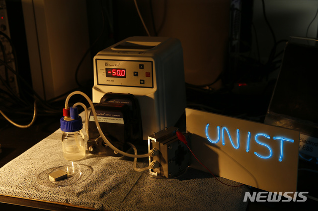 【울산=뉴시스】구미현 기자 = UNIST(울산과학기술원)는 조재필 교수팀이 오래 쓰면서 폭발하지 않는 '알루미늄-공기 흐름 전지' 기술을 개발했다고 13일 밝혔다. 사진은 알루미늄-공기 흐름 전지가 작동해서 전기를 발생시킨 모습. 2018.09.13. (사진=UNIST 제공) photo@newsis.com