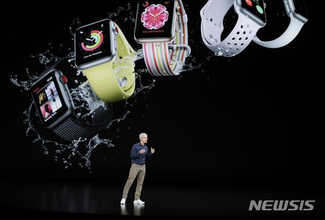 【쿠퍼티노(캘리포니아)=AP/뉴시스】팀 쿡 애플 CEO가 지난 12일(현지시간) 신형 아이폰 공개 행사에서 애플 워치를 소개하고 있다. 2018.09.13. 