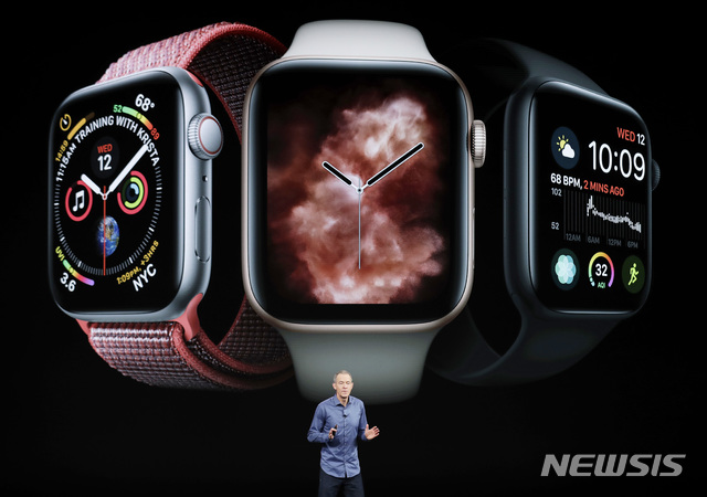 【쿠퍼티노(캘리포니아)=AP/뉴시스】제프 윌리엄스 최고운영책임자(COO)가 12일(현지시간) 미국 캘리포니아 주 쿠퍼티노 스티브 잡스 극장에서 열리고 있는 신형 아이폰 공개 행사에서 애플워치 시리즈4를 소개하고 있다. 2018.09.13. 
