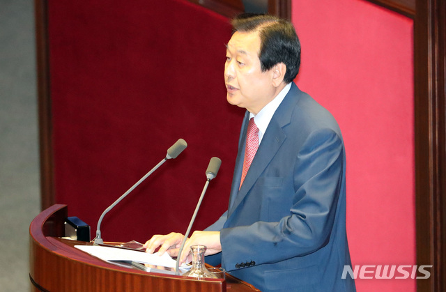 【서울=뉴시스】박영태 기자 = 13일 오전 서울 영등포구 여의도 국회에서 진행된 제364회 국회 정기회 제5차 본회의에서 김무성 자유한국당 의원이 정치분야 대정부 질문을 하고 있다. 2018.09.13.since1999@newsis.com