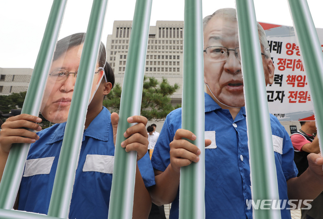 【서울=뉴시스】고승민 기자 = 지난 13일 오전 서울 대법원 앞에서 열린 '참단한 사법부 70주년, 사법적폐 청산하라-양승태 사법농단 대응을 위한 시국회의 기자회견'에서 시민단체 회원 참가자들이 퍼포먼스를 하고 있다. 2018.09.13.kkssmm99@newsis.com
