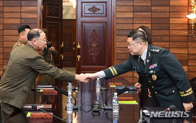 【서울=뉴시스】 13일 오전 경기도 파주시 판문점 북측지역 통일각에서 열린 '제40차 남북군사실무회담'에서 우리측 수석대표인 조용근 국방부 북한정책과장(육군 대령)이 북측 수석대표와 악수하고 있다. 2018.09.13. (사진=국방부 제공)&nbsp; photo@newsis.com